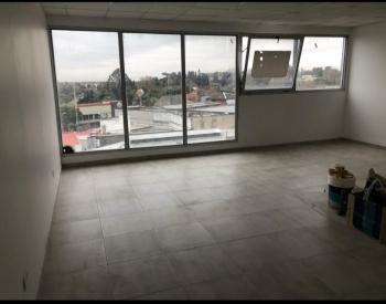 CÓMODA OFICINA CON COCHERA CUBIERTA.