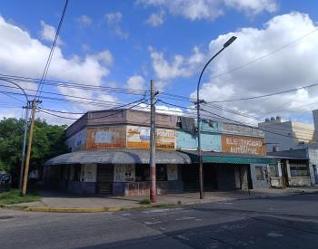 Esquina con 3 locales comerciales y un taller